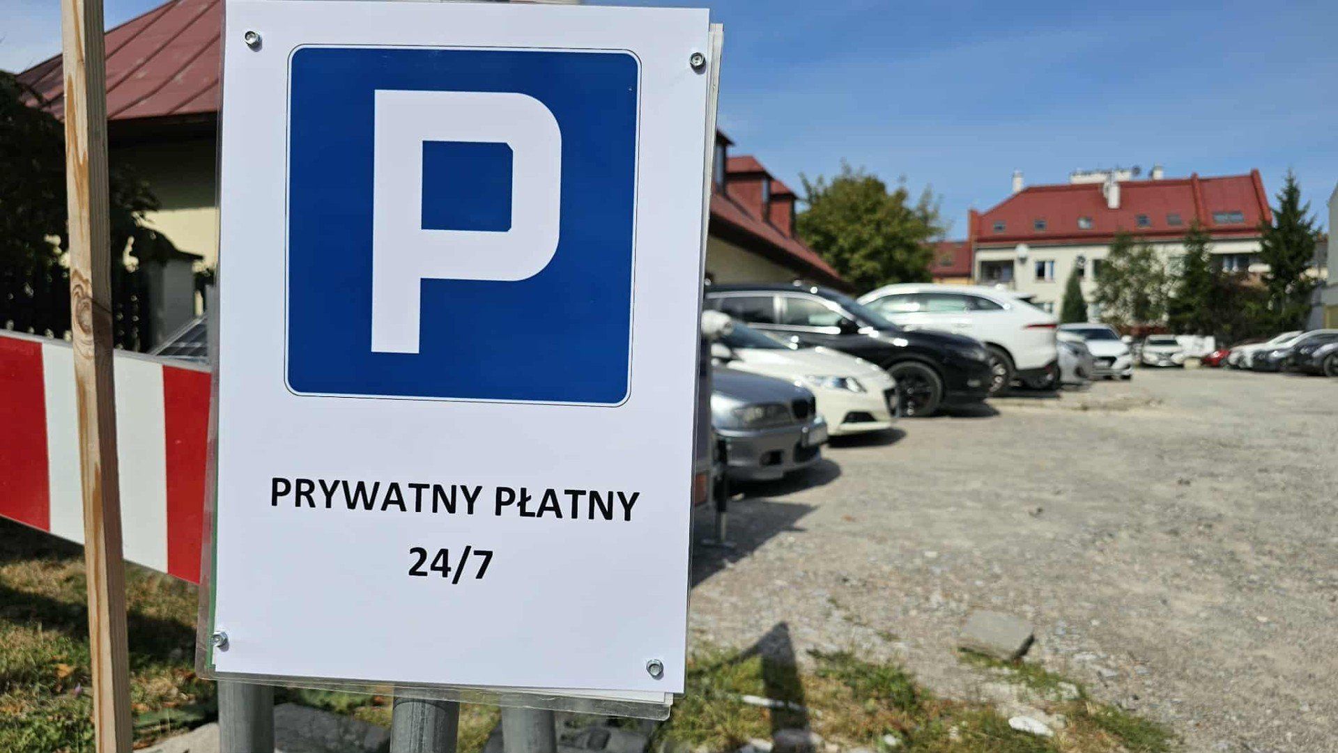 Kiedy tylko znikali z pola widzenia, za szybą ich aut widniało wezwanie do zapłaty. W wysokości 750 złotych.