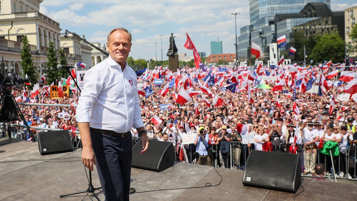 Donald TuskWarszawa, 25.05.2025. Wybory prezydenta RP - kampania przed II tur�. "Wielki Marsz Patriot�w" w Warszawie, 25 bm. zwolennik�w kandydata KO w II turze wybor�w na fotel prezydenta RP Rafa�a Trzaskowskiego. Jego trasa wiedzie z placu Bankowego na plac Konstytucji. Przemawia Donald Tusk. (amb) PAP/Leszek Szyma�skiLeszek Szyma�skiII tura, kampania wyborcza, kandydat, kandydata, polityka, przemarsz, Wielki Marsz Patriot�w, wybory prezydenckie, wybory prezydenckie 2025