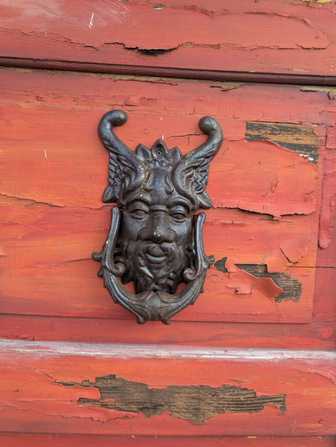 Na wielu drzwiach znajdują się oryginalne kołatki