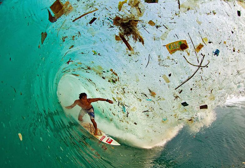 Surfowanie w morzu pełnym śmieci na Jawie, Indonezja