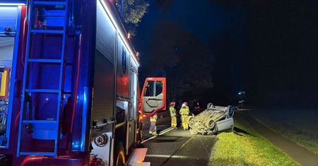 Bez prawa jazdy, na podwójnym gazie. Nocny rajda 16-latka zakończony dachowaniem
