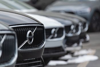 Wrocław: Parking przy Cmentarzu Osobowickim nie dla chińskich marek i Volvo