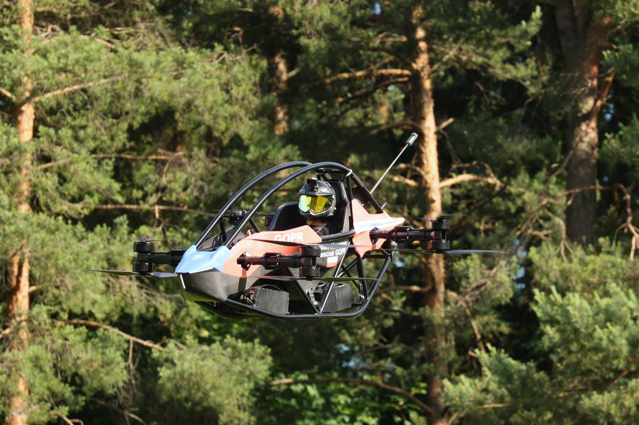 Pierwsze w Polsce testy innowacyjnego statku powietrznego typu eVTOL Jetson ONE w warunkach ratownictwa górskiego.