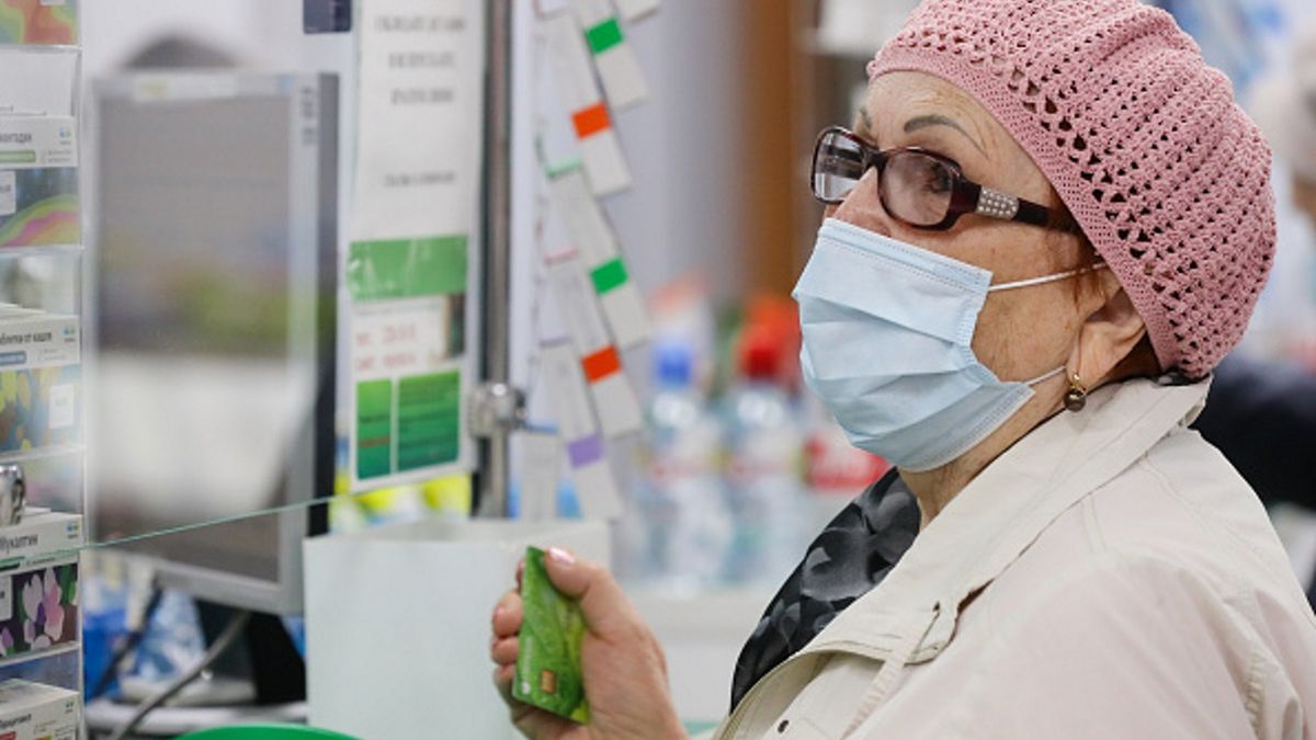 Mieszkańcy państw dotkniętych pandemią próbują leczyć się na własną rękę