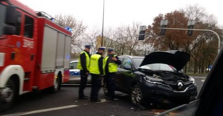 Zderzenie renault i citroena na al. Andersa. Jedna osoba trafiła do szpitala