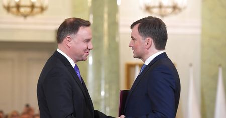 Zrzucają odpowiedzialność na prezydenta Dudę? Minister wprost
