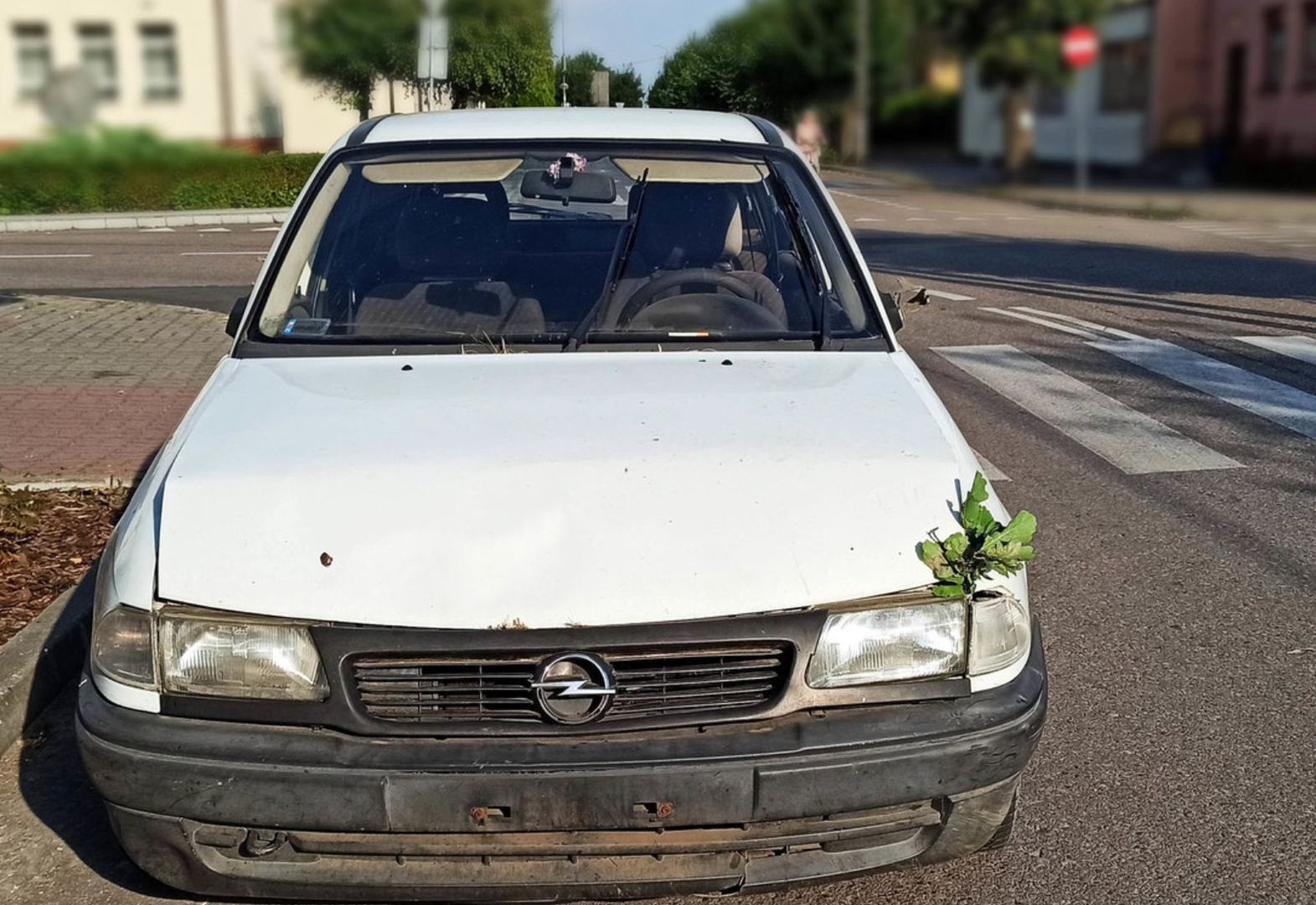 Był tak pijany, że twierdził, iż jego "auto spadło z nieba". O mały włos nie doszło do tragedii