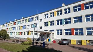 Szkoła Podstawowa nr 1 w Grodzisku Wielkopolskim świętuje jubileusz. Absolwenci znów będą mogli usiąść w szkolnych ławkach