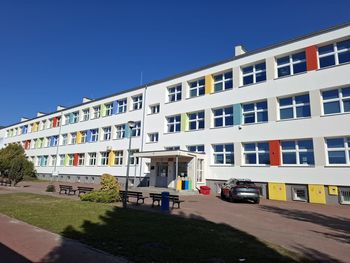 Szkoła Podstawowa nr 1 w Grodzisku Wielkopolskim świętuje jubileusz. Absolwenci znów będą mogli usiąść w szkolnych ławkach