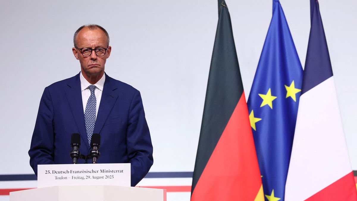 German Chancellor Friedrich Merz listens to French President Emmanuel Macron (not seen) as he delivers a speech during a joint news conference as part of a Franco-German cabinet meeting and a meeting of the Franco-German Defence and Security Council (CFADS) in Toulon, France, 29 August 2025. EPA/MANON CRUZ / POOL MAXPPP OUT Dostawca: PAP/EPA.