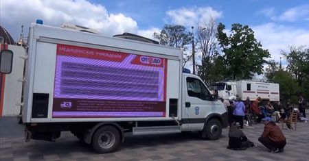 Propagandowe telewizory na ulicach Mariupola. Rosja nie odpuszcza
