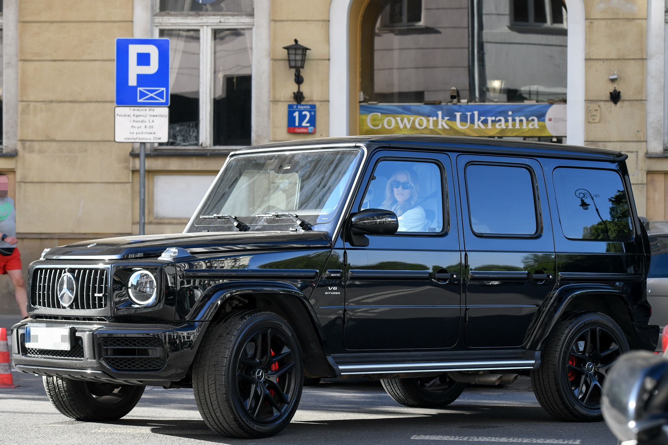 Ewa Chodakowska na spacerze z psem