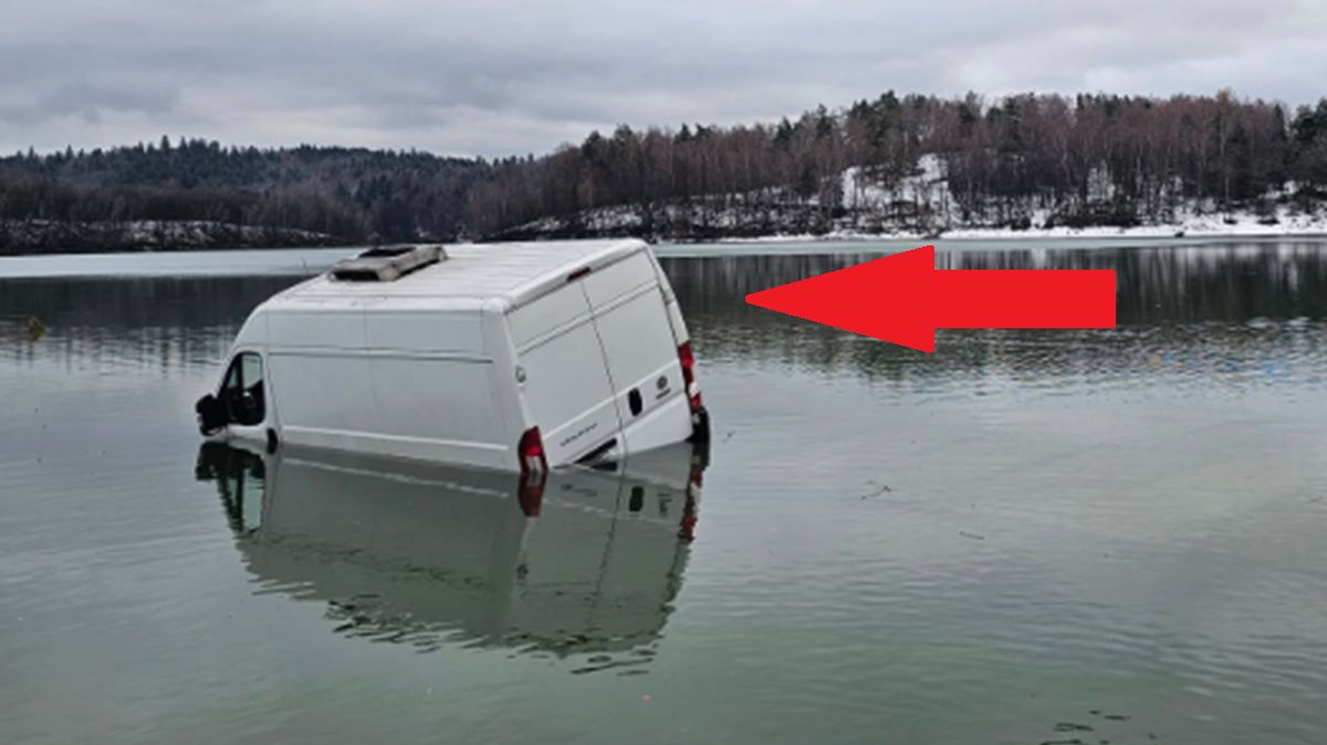 Auto wylądowało w rowie.