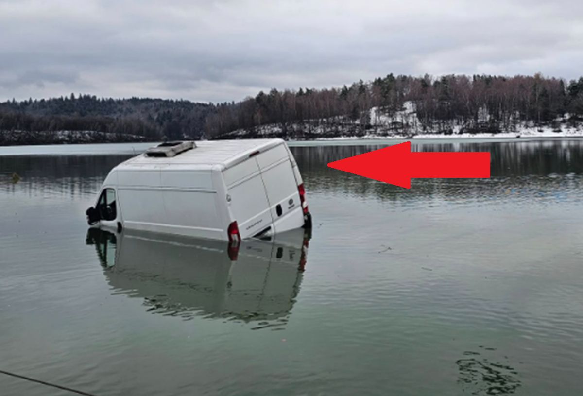 Chciał przejechać przez jezioro. Auto znalazło się pod wodą