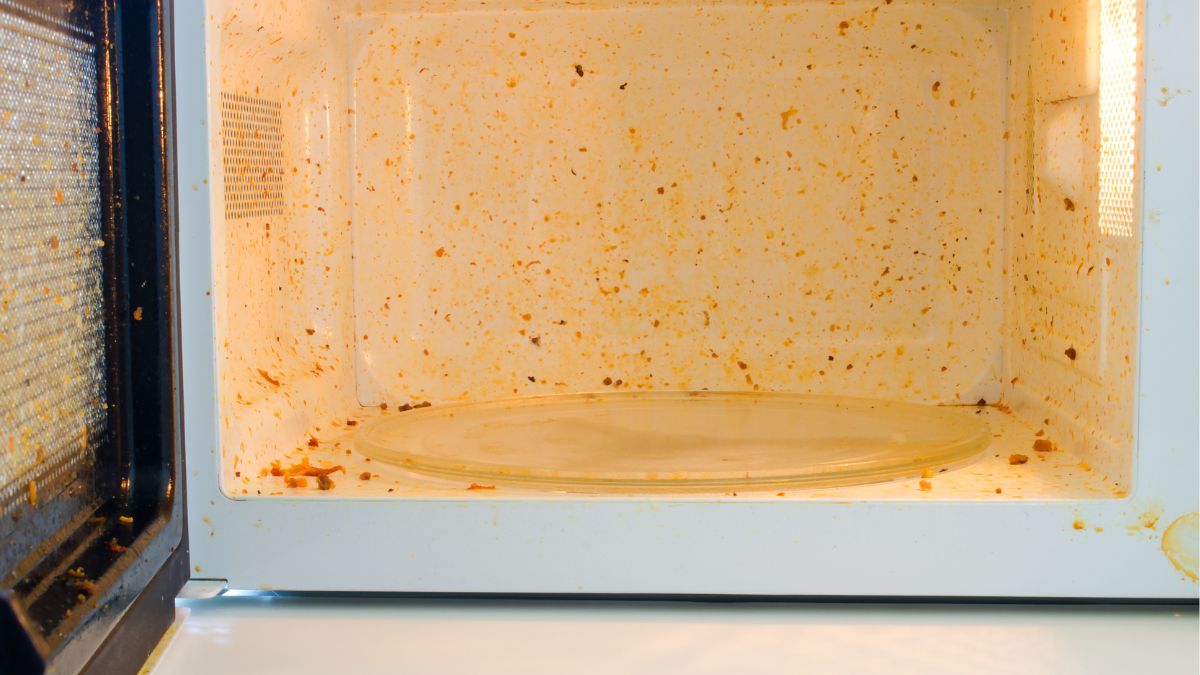 Jak wyczyścić mikrofalówkę w środku?