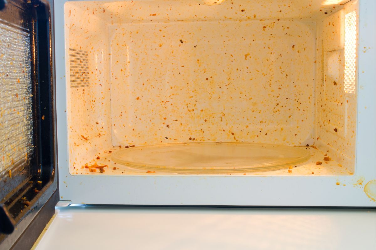Lemon and vinegar: Quick hacks for a spotless microwave