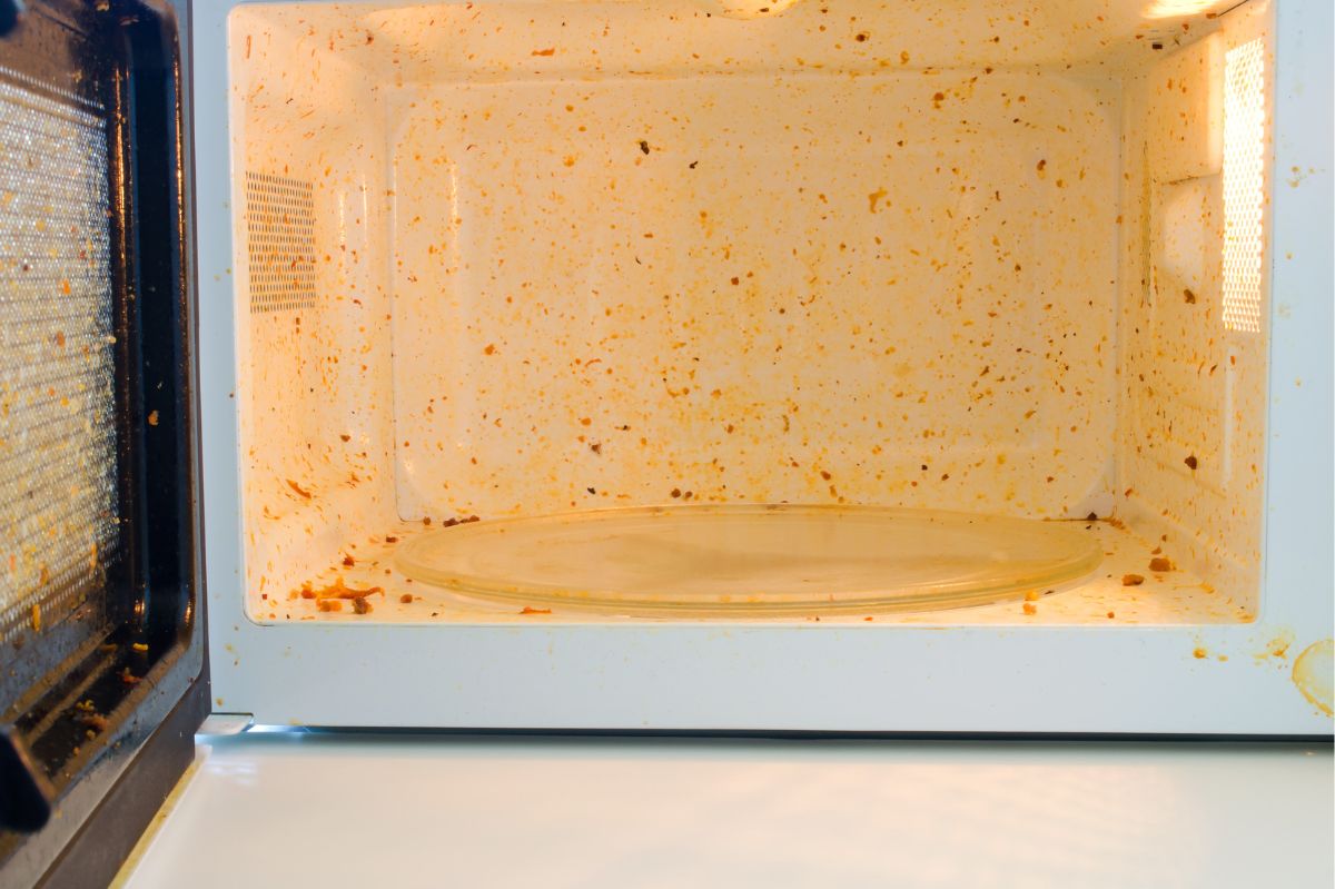 How to clean a microwave inside?