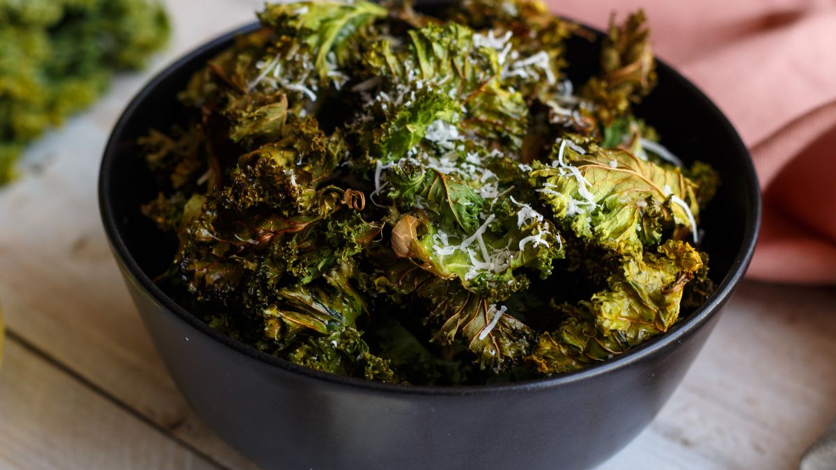 Sałata z dodatkiem parmezanu oraz oliwy