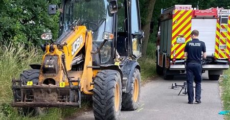 Wiózł dzieci koparką. "Horror, działy się tutaj straszne rzeczy"