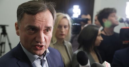 Reaguje na słowa Ziobry. "Nikt nie ma nad nim żadnej kontroli"