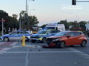 Warszawa: Zderzenie na Bielanach. Radiowóz na boku, lądował śmigłowiec LPR