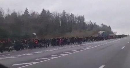 Pokazał, co się dzieje przy granicy. Nadciągają tłumy migrantów