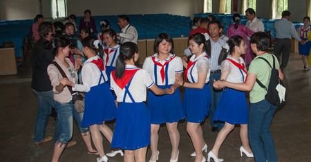 Kim Dzong Un bierze się za młodych. Grożą im konsekwencje