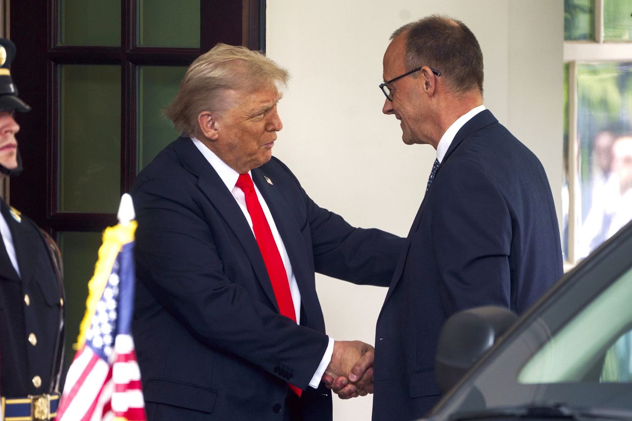 Merz w Białym Domu. Przywiózł Trumpowi prezent