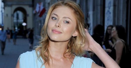 "Leśna rusałka" Joanna Opozda przechadza się pośród drzew w zwiewnej sukience i zagaja: "Jak tam majóweczka?" (FOTO)