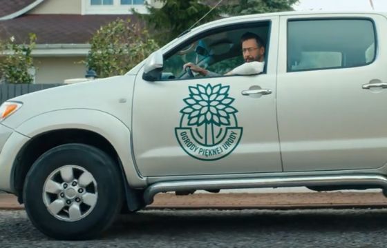 Szymon Majewski jako ogrodnik reklamuje HBO GO, Tidala i Ipla Polsat Sport Premium w Plusie (wideo)