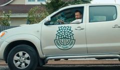 Szymon Majewski jako ogrodnik reklamuje HBO GO, Tidala i Ipla Polsat Sport Premium w Plusie (wideo)