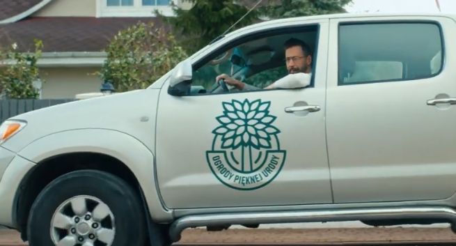 Szymon Majewski jako ogrodnik reklamuje HBO GO, Tidala i Ipla Polsat Sport Premium w Plusie (wideo)