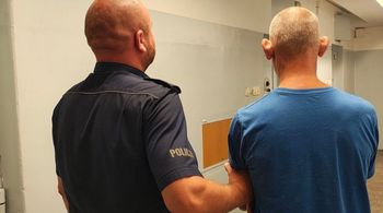 Wieluń: Pijany 42-latek uszkodził drzwi apteki. Wpadł w ręce policji