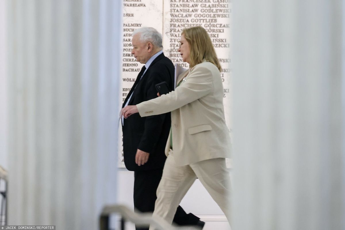 Małgorzata Gosiewska i Jarosław Kaczyński na sejmowym korytarzu