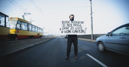 Warszawa. Aktywista Extinction Rebellion zablokował most Poniatowskiego. Na miejscu 10 radiowozów