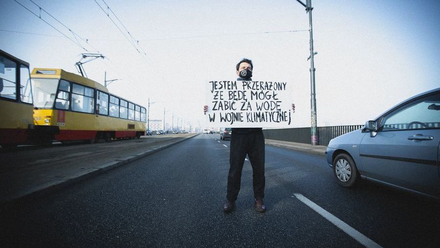 Warszawa. Aktywista zablokował rano jezdnię mostu Poniatowskiego