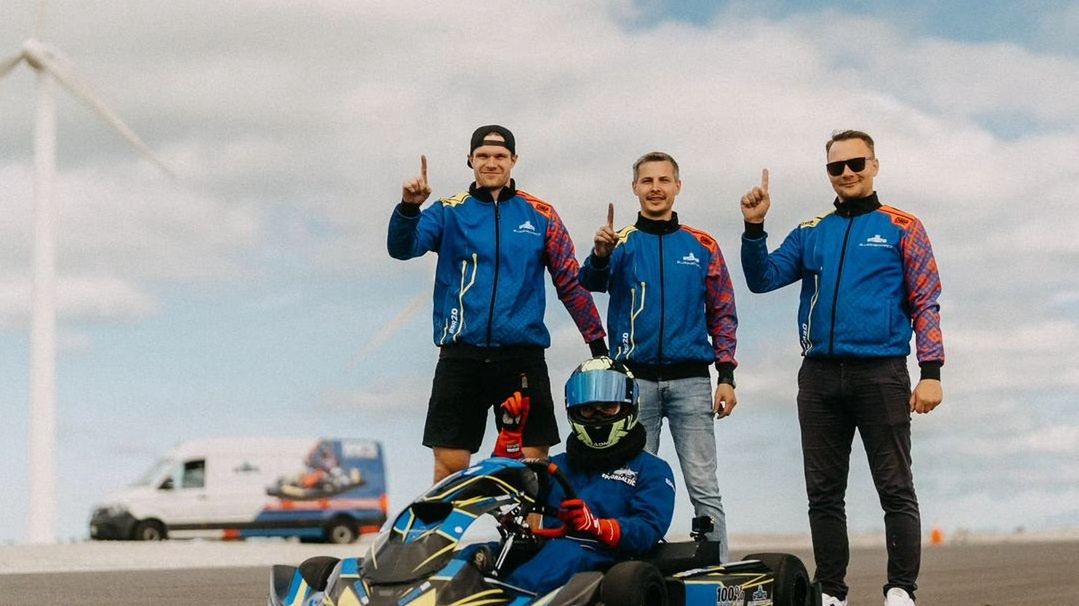 Za kierownicą pojazdu usiadł szwedzki kierowca gokartowy Leo Obrant