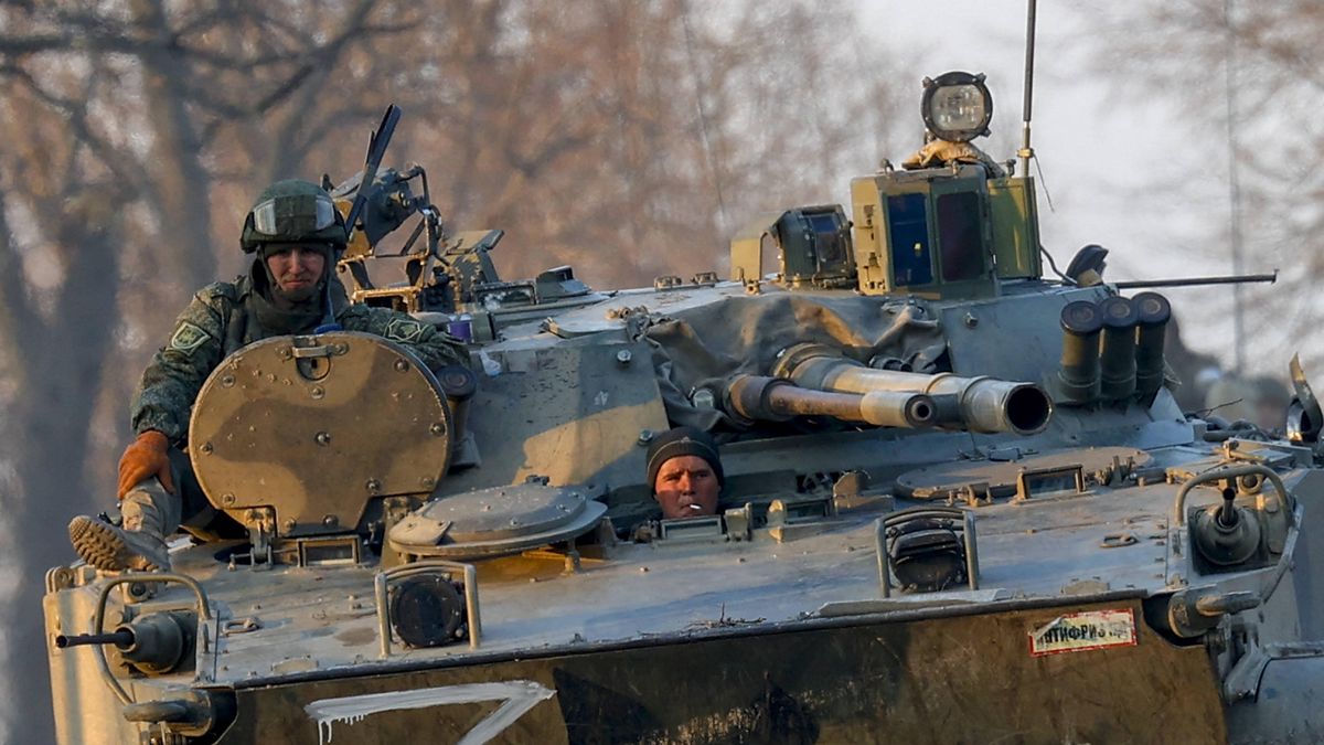 Volnovakha, which fell under the control of RussiaVOLNOVAKHA, UKRAINE - MARCH 26: Russian soldiers are seen on a tank in Volnovakha district in the pro-Russian separatists-controlled Donetsk, in Ukraine on March 26, 2022. Volnovaha, one of the 18 regions of Donetsk in eastern Ukraine, has been under the control of the Russian Armed Forces and the pro-Russian separatist in Donetsk since March 11. Sefa Karacan / Anadolu Agency/ABACAPRESS.COM Dostawca: PAP/AbacaAA/ABACA2022, Russia, Ukraine, damage, march, Volnovakha, war, inwazja, konflikt zbrojny, rosyjska, rosyjski, sytuacja na Ukrainie, Wojna na Ukrainie