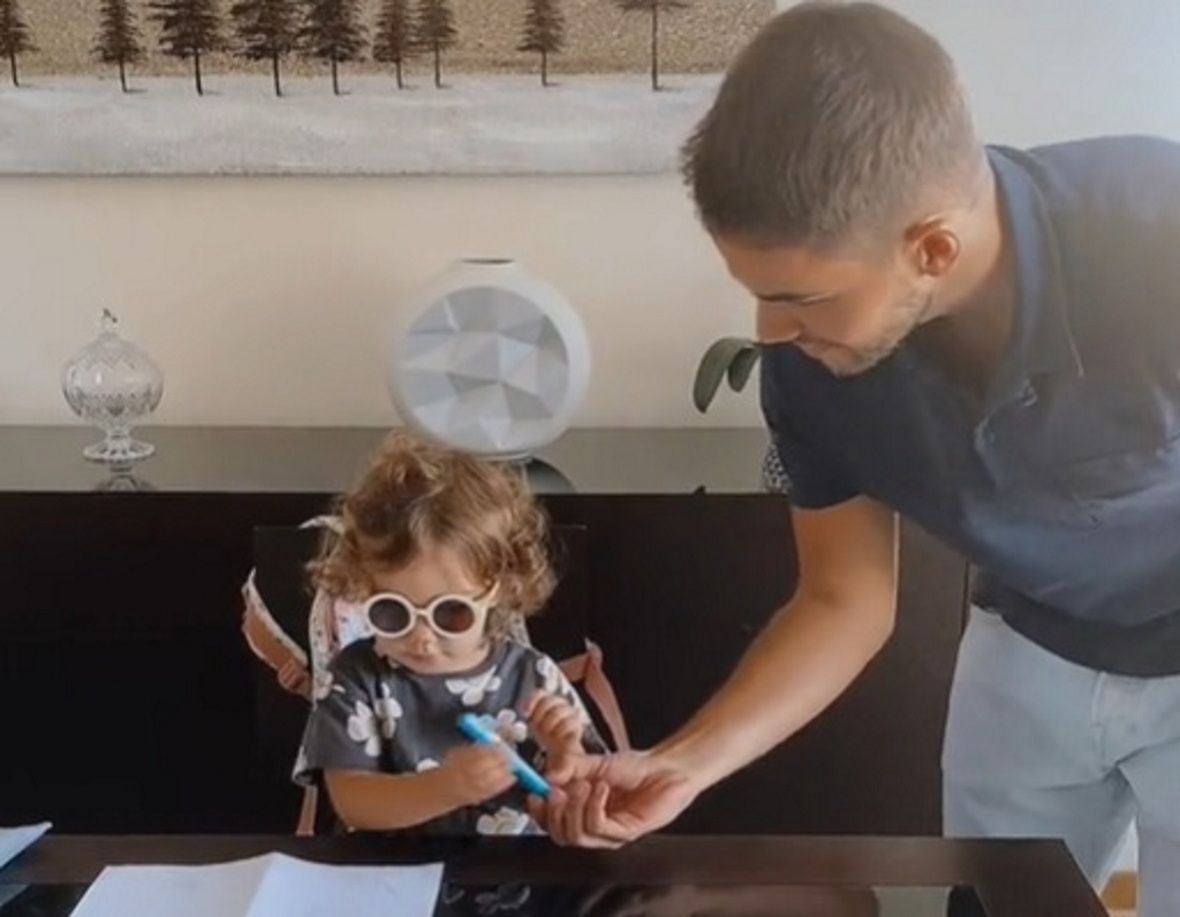 Podpisał kontrakt z dwuletnią córką