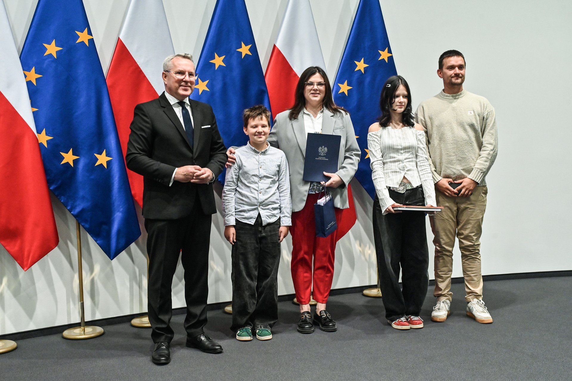 38 osób odebrało decyzje o uznaniu za obywatela polskiego. Uroczystość odbyła się w czwartek, 9 października w Kujawsko-Pomorskim Urzędzie Wojewódzkim w Bydgoszczy. 