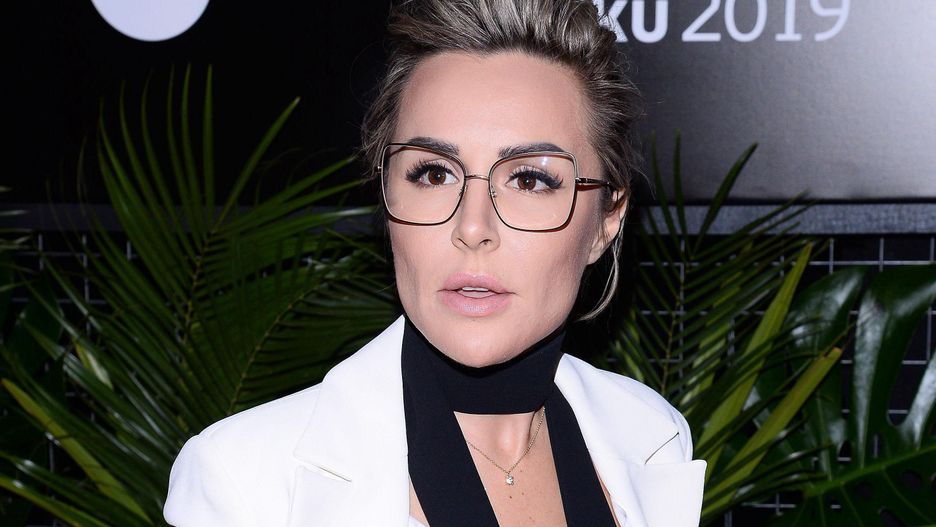 Blanka Lipińska cieszy się z podarunku