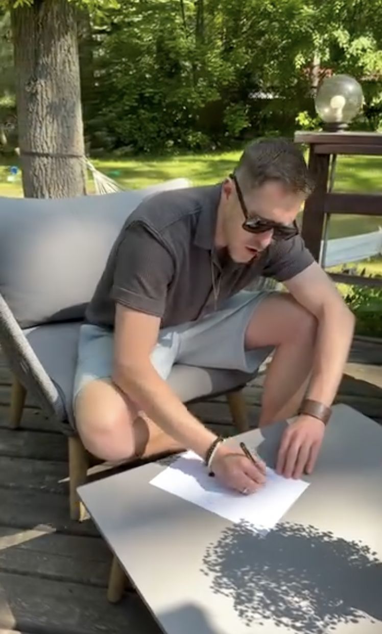 Damian Michałowski na przydomowym tarasie