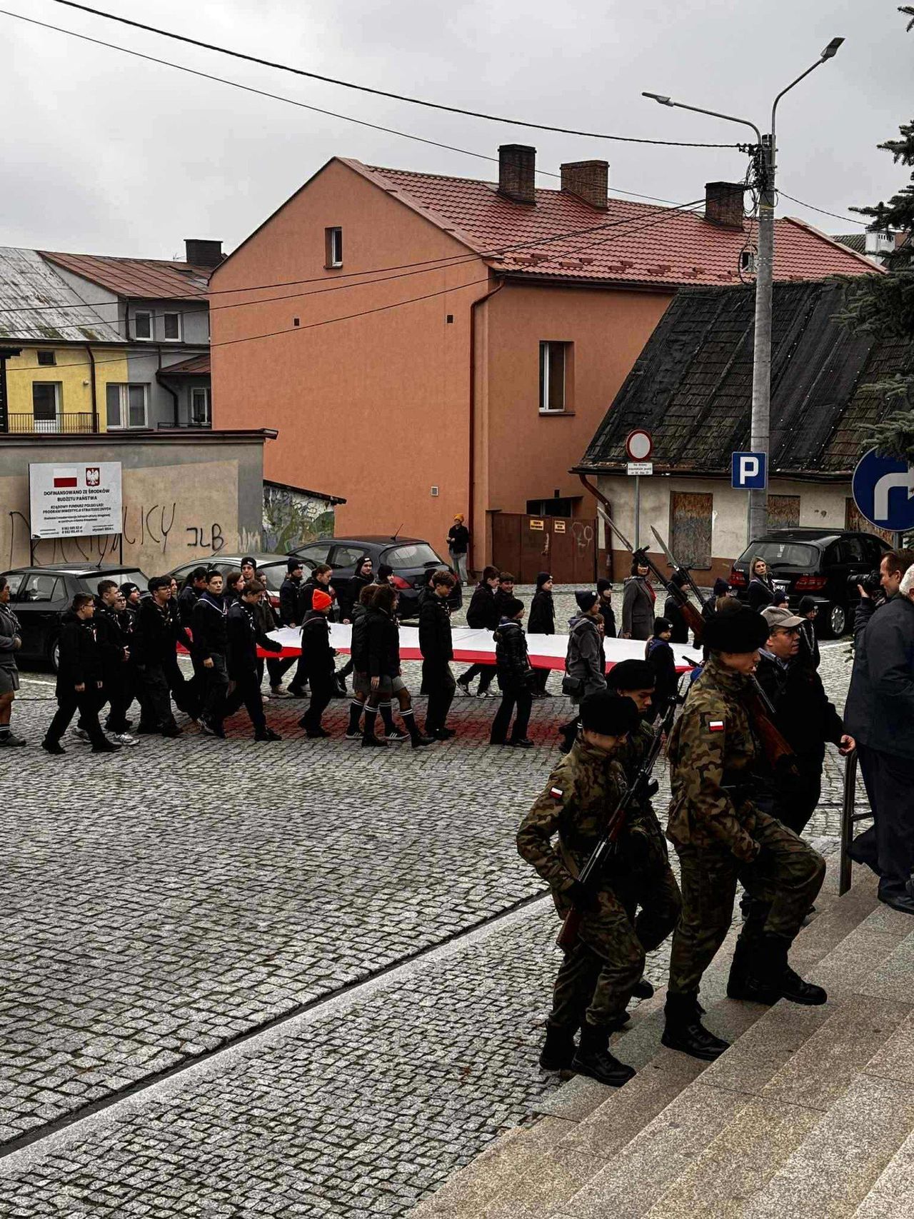 Staszów: Święto Niepodległości. Przemarsz, modlitwa i wspólne śpiewanie patriotycznych pieśni