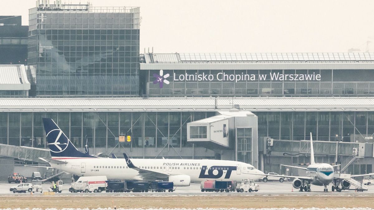 Lotnisko Chopina to największy port lotniczy w kraju. To również główna baza Polskich Linii Lotniczych LOT