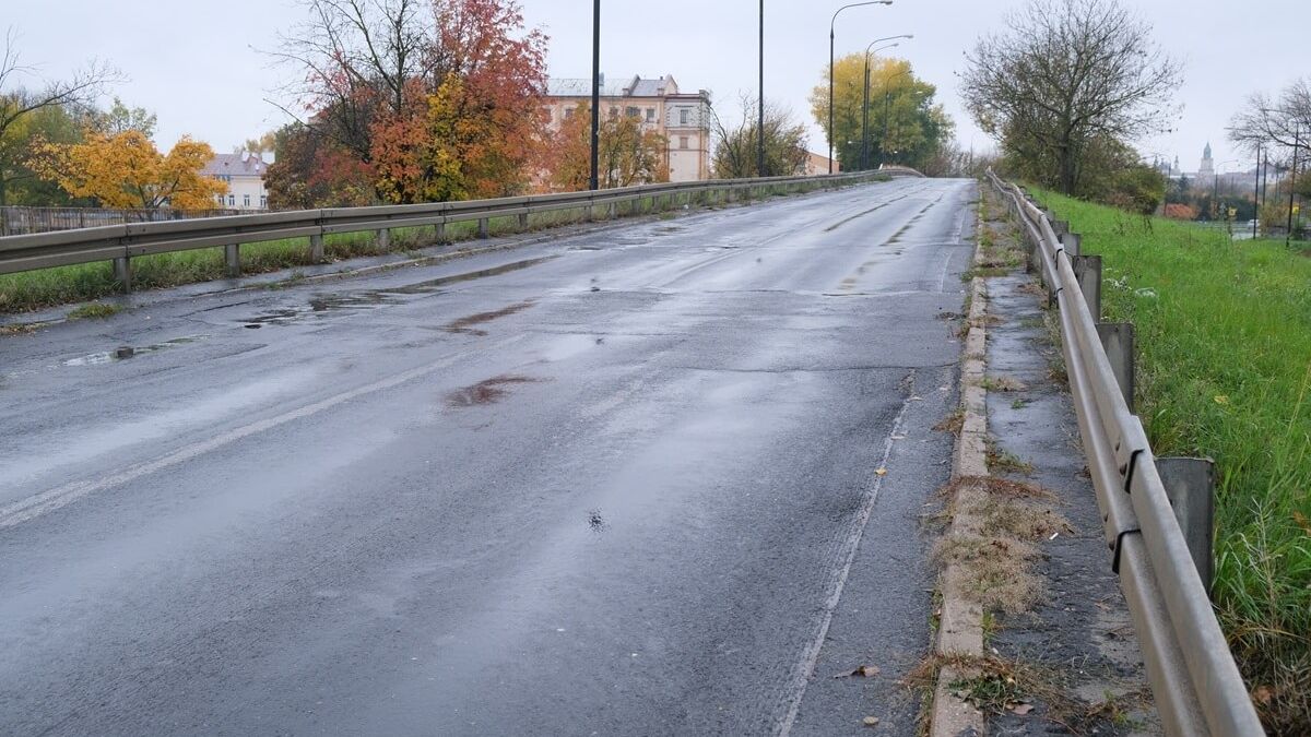 Zniszczona nawierzchnia jezdni wiaduktu na ul. Mełgiewskiej w Lublinie