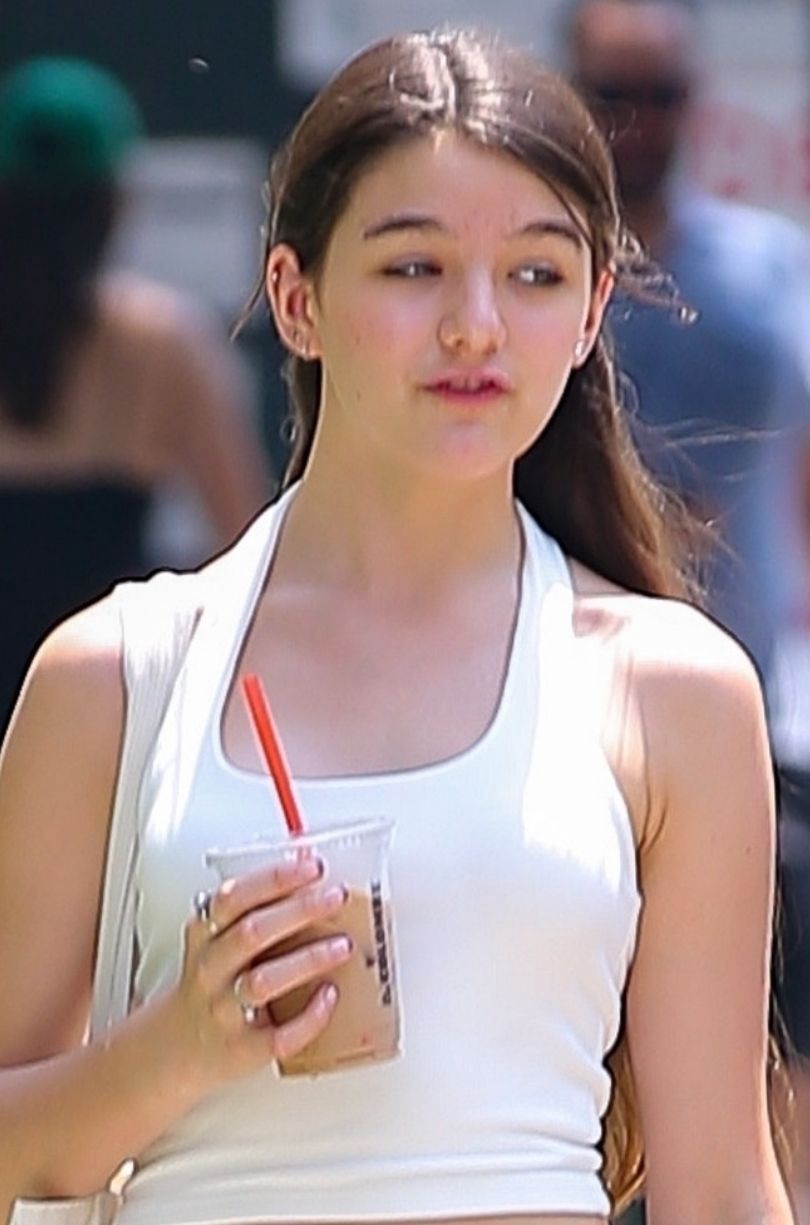 Suri Cruise spaceruje po Nowym Jorku z koleżanką
