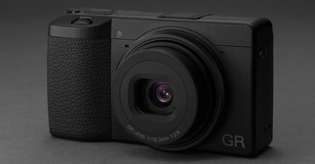 Kompakt Ricoh GR III - rozmiar w walce ze smartfonami niejedno ma imię