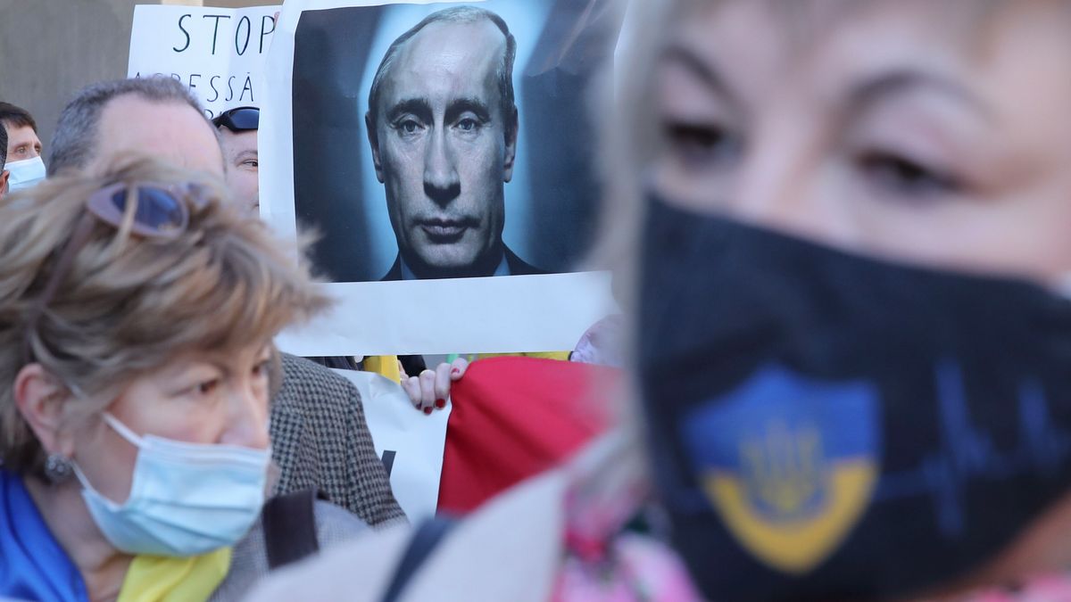epaselect epa09774023 People with placards take part in a manifestation in defence of 'Ukraine, Europe and democratic values' organised by the Association of Ukrainians in Portugal, in front of the Embassy of the Russian Federation, in Lisbon, Portugal, 20 February 2022. On 20 February falls the eight anniversary of so-called Euromaidan Revolution, protests against the government of then Ukrainian president Viktor Yanukovych, in which at least 100 people died amid the ensuing violence.  EPA/MANUEL DE ALMEIDA Dostawca: PAP/EPA.