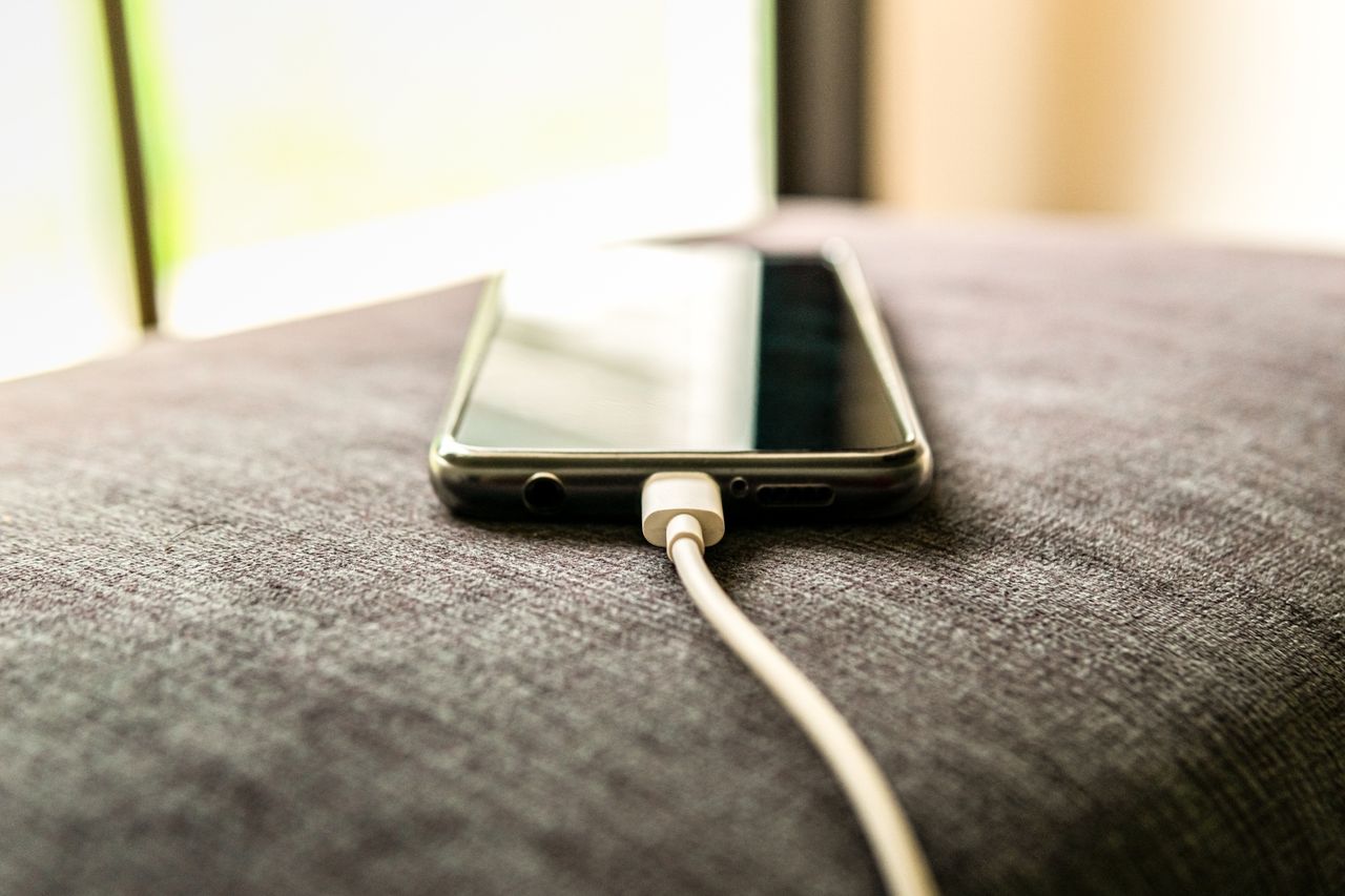 Ładujesz telefon w etui? Natychmiast przestań