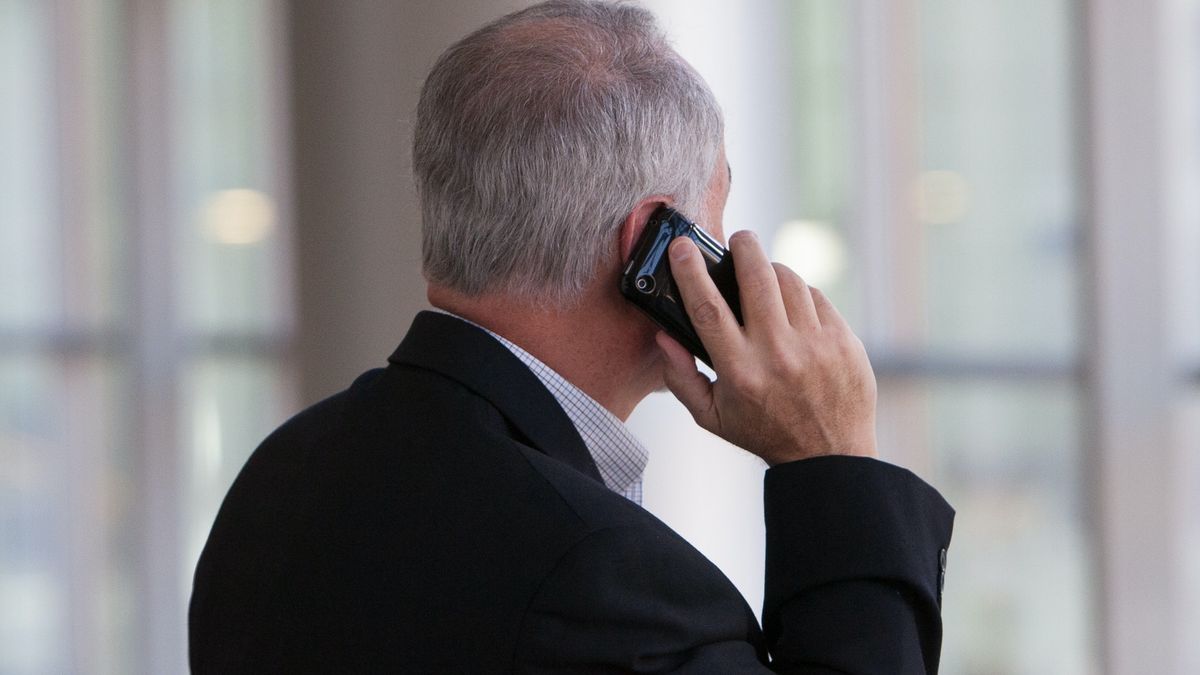 Mężczyzna rozmawiający przez telefon